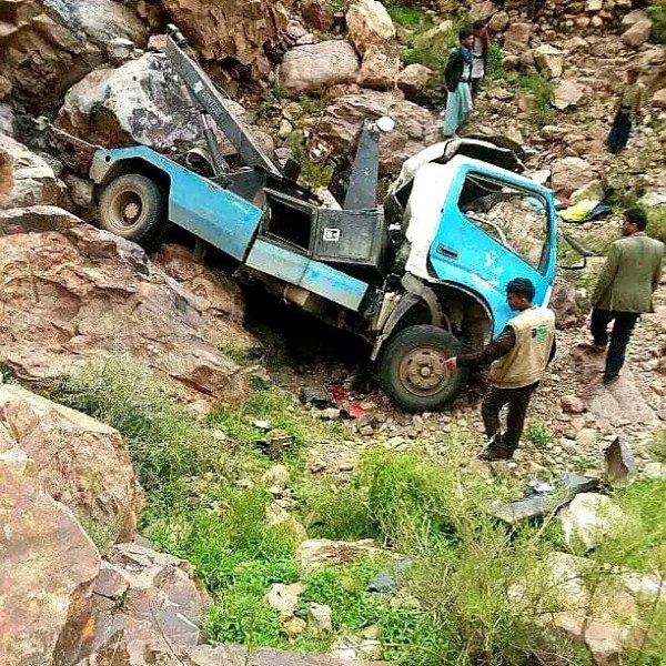 وفاة 4 من رجال المرور بحادث إزاحة شاحنة نقل بمحافظة يمنية