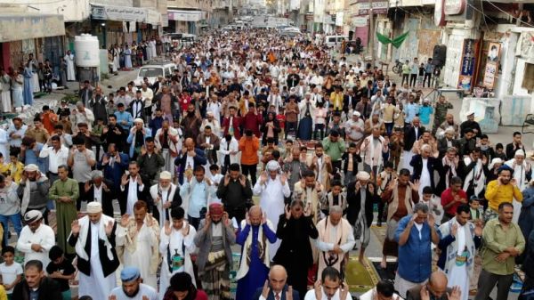 في العيد .. أبناء تعز يؤدون صلاة الغائب على شهداء مجزرة صنعاء