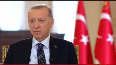 بالفيديو : الرئيس أردوغان يصاب بوعكة صحية على بث مباشر