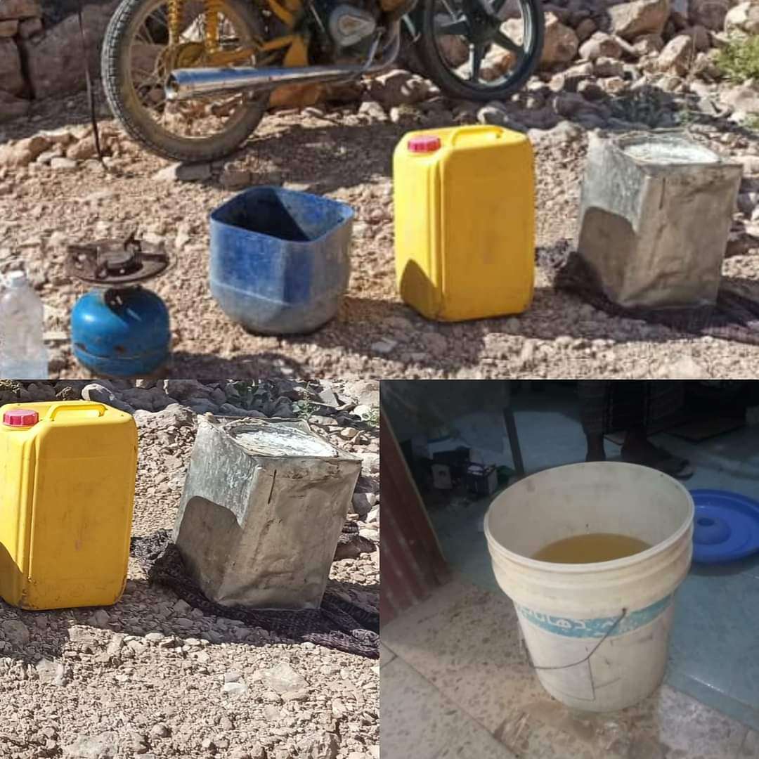 قوة أمنية تداهم معمل للخمور في أحد المنازل بحضرموت