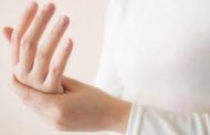أطباء يكشفون عن مرض خطير وراء تنمل اليدين