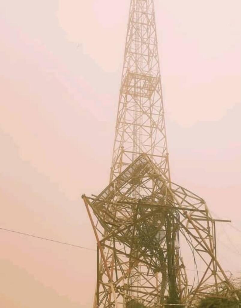 عاصفة رملية تسقط برج اتصالات في الحديدة