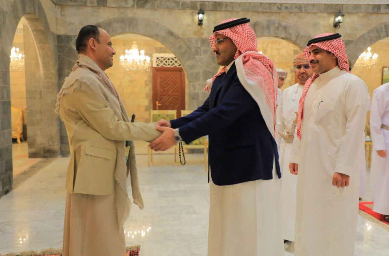 السفير السعودي 'آل جابر' يصرح من صنعاء.. وجماعة الحوثي تثمن جهود سلطنة عمان