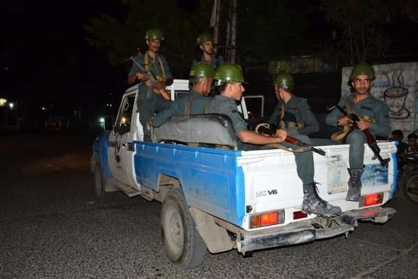 أمن عدن يضبط رجل وامرأة متخصصين بسرقة السيارات وتجارة المخدرات