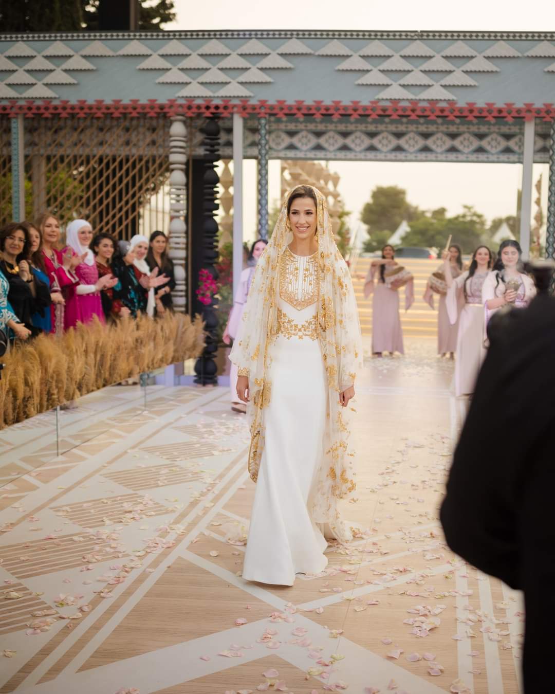 بمناسبة زفاف ولي عهد مملكة الاردن .. الملكة رانيا تقيم حفل عشاء .. صور