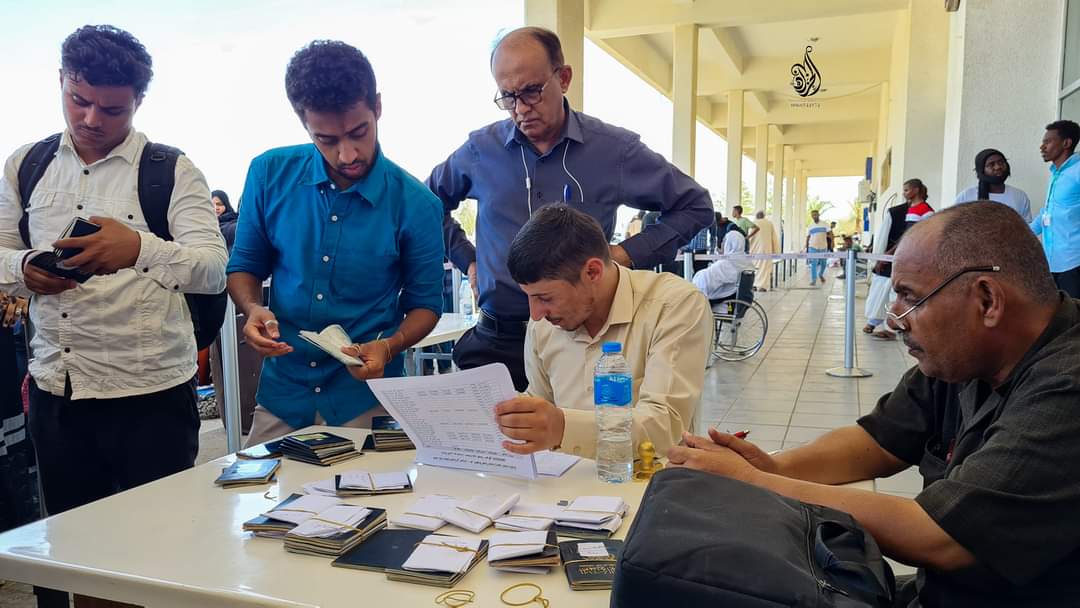 سفير اليمن لدى السودان.. عملية الاجلاء ستنتهي بشكل كامل الاثنين القادم