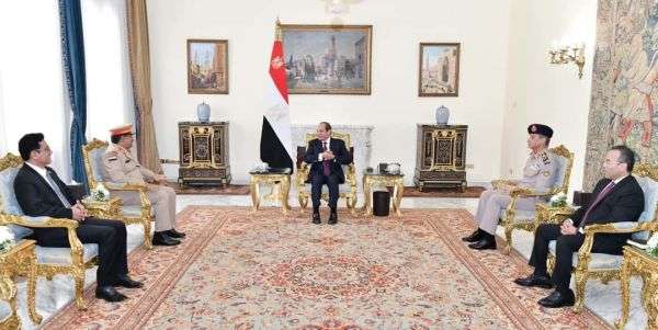 الرئيس المصري يستقبل وزير الدفاع اليمني الفريق 