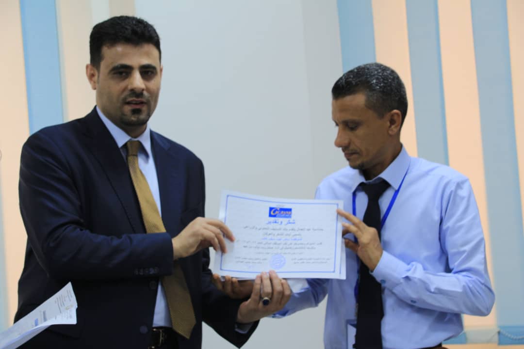 الرئيس التنفيذي لكاك بنك يكرم الموظفين المتميزين ويشيد بمستوى الأداء