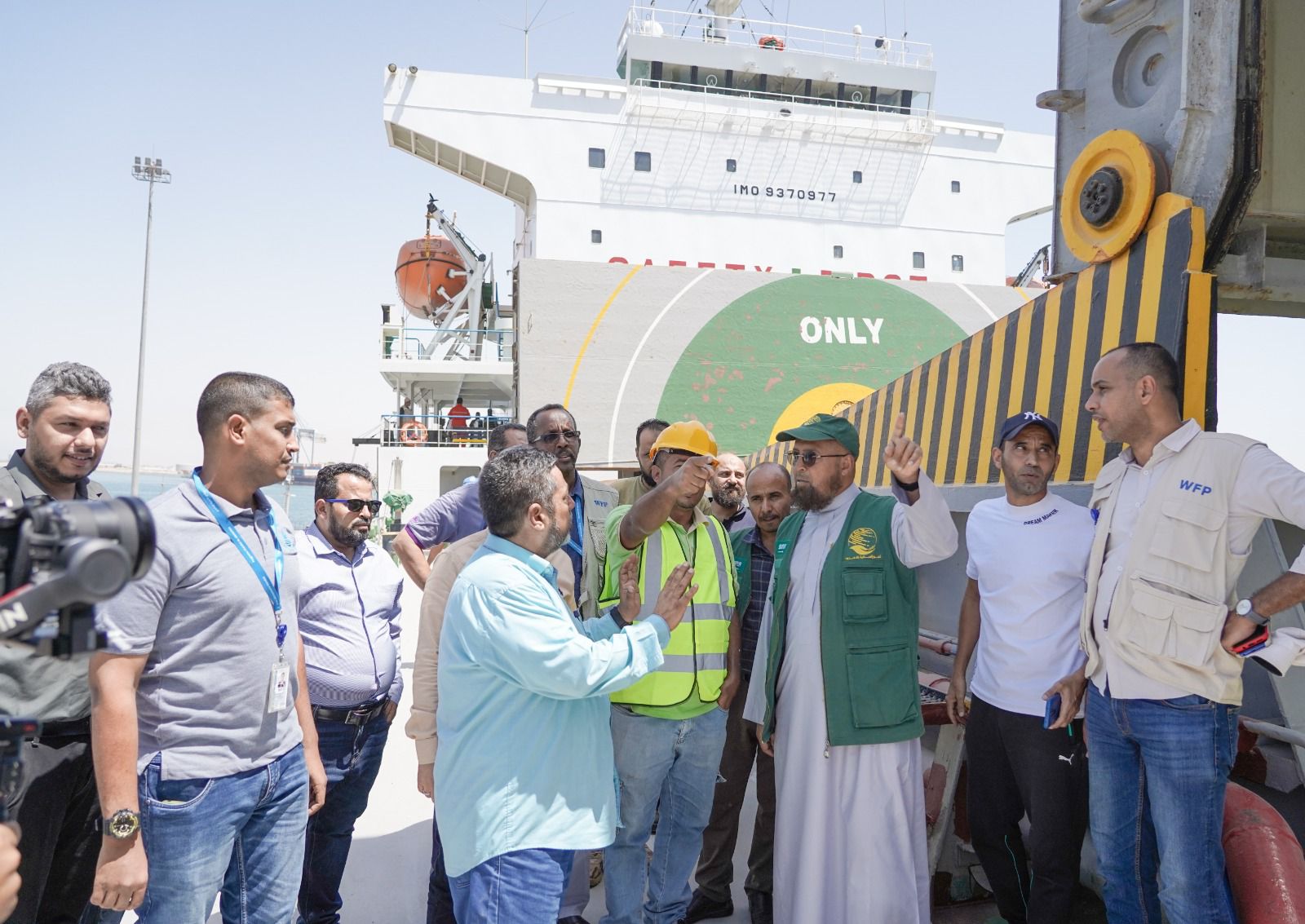 مركز الملك سلمان يسلم 24 ألف طنًا من القمح لبرنامج الأغذية العالمي في عدن