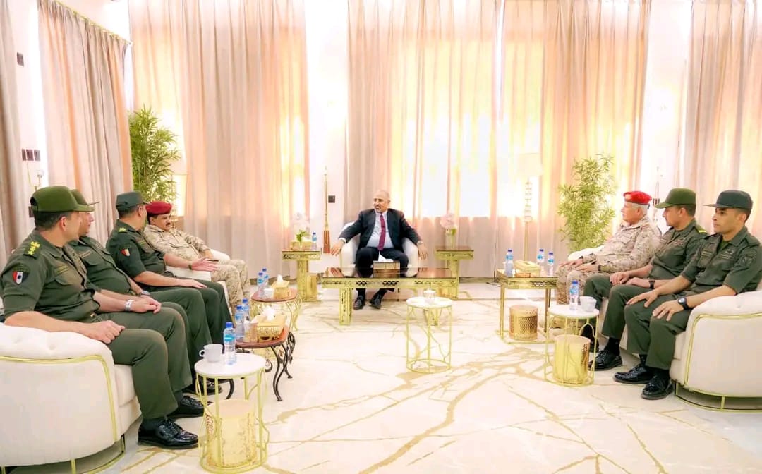 الزُبيدي يبحث مع الوفد العسكري المصري سُبل التعاون والتنسيق المشترك
