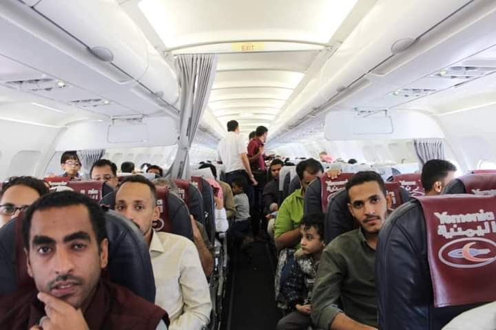 وصول الدفعة الثانية من اليمنيين العالقين في السودان إلى مطار عدن