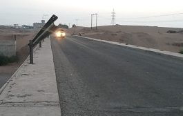 سياج حديدي بجسر الحسيني بلحج يهدد سلامة عبور المركبات