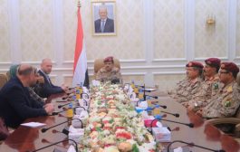 وزير الدفاع يبحث مع وفد بريطاني دعم خفر السواحل اليمنية