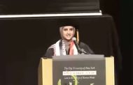 بالفيديو: طالبة يمنية تثير ضجة في امريكا  بعد مهاجمتها اسرائيل في حفل تخرجها
