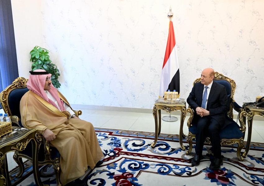 الرئيس رشاد العليمي يتسلم دعوة من السعودية لحضور القمة العربية