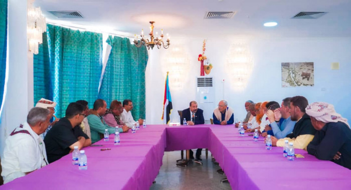 بن بريك في اجتماع بحضرموت .. على الجنوبيين التوحد لقطع الطريق على الأعداء