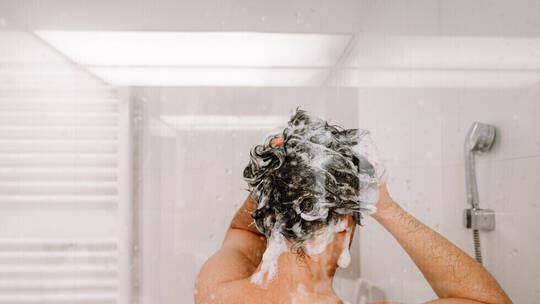 لمنع تساقطه : طبيب يكشف عدد مرات غسل الشعر في الاسبوع