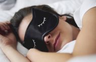 مخاطر صحية غير متوقعة لارتداء أقنعة العين المساعدة على النوم