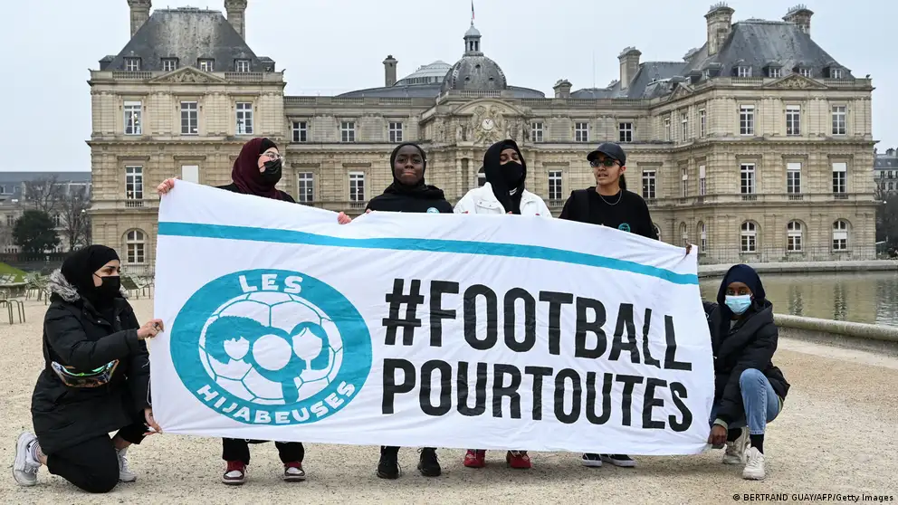 أعلى هيئة قضائية فرنسية تؤيد حظر ارتداء اللاعبات للحجاب