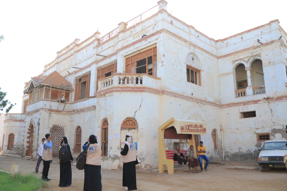 تحت إشراف منظمة امديست : شباب من لحج يدشنون مشروع ترميم قصر الروضة العبدلي التاريخي