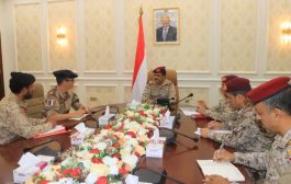 وزير الدفاع يناقش مع الملحق العسكري الفرنسي مستجدات الاوضاع في اليمن