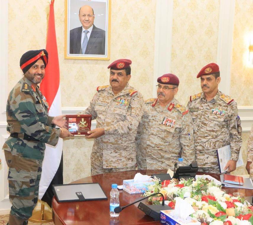 وزير الدفاع يلتقي الملحق العسكري الهندي في عدن