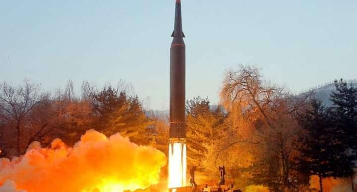 كوريا الشمالية تطلق صاروخين باليستيين نحو البحر الشرقي