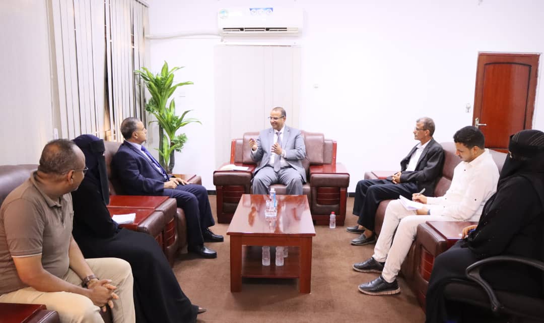 وزير الشؤون الإجتماعية والعمل يبحث مع رئيس جامعة عدن علاقات التعاون والشراكة