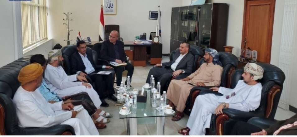 عمان تعترف رسميا بسلطة الحوثي وتبرم أول إتفاق مع حكومة حبتور بصنعاء