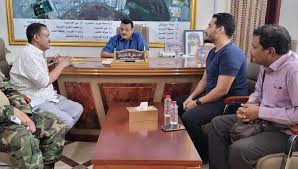 مدير عام المنصورة بعدن : يطالب برنامج أممي بتكثيف جهوده الإنسانية