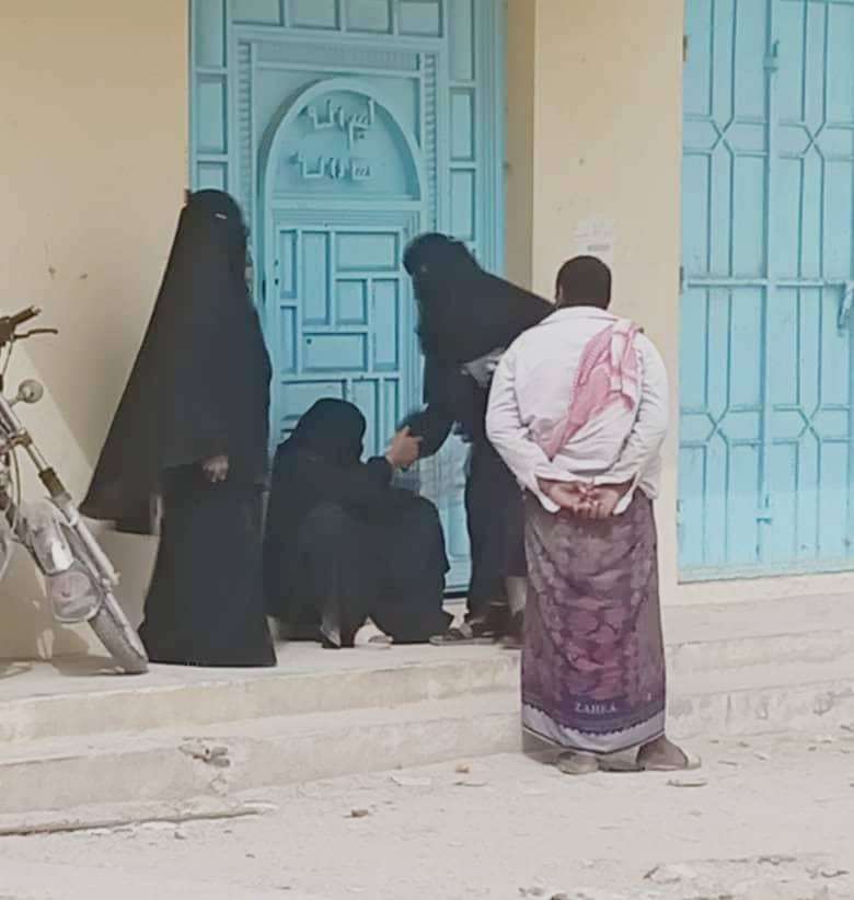 امرأة تغلق بوابة للسلطة المحلية بغيل باوزير وتمنع المدير والموظفين من الدخول 