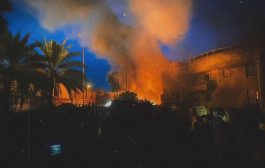 مئات المحتجين العراقيين يقتحمون سفارة السويد ويضرمون النار فيها