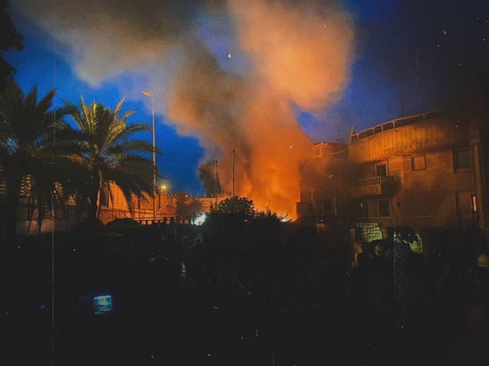 مئات المحتجين العراقيين يقتحمون سفارة السويد ويضرمون النار فيها