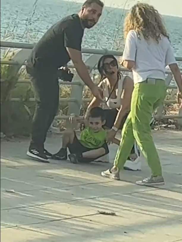 الفنانة اللبنانية ماغي_بو_غصن تتشاجر بالأيدي مع أم تعنف ابنها في الشارع