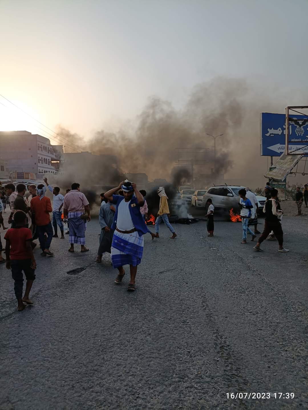 احتجاج وقطع طرقات بمنطقة صبر بمحافظة لحج