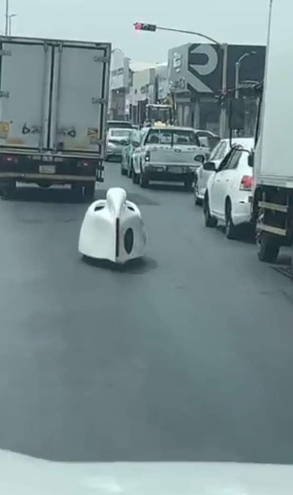 تُشبه الكبسولة.. سيارة غريبة تسير في شوارع السعودية تثير الجدل