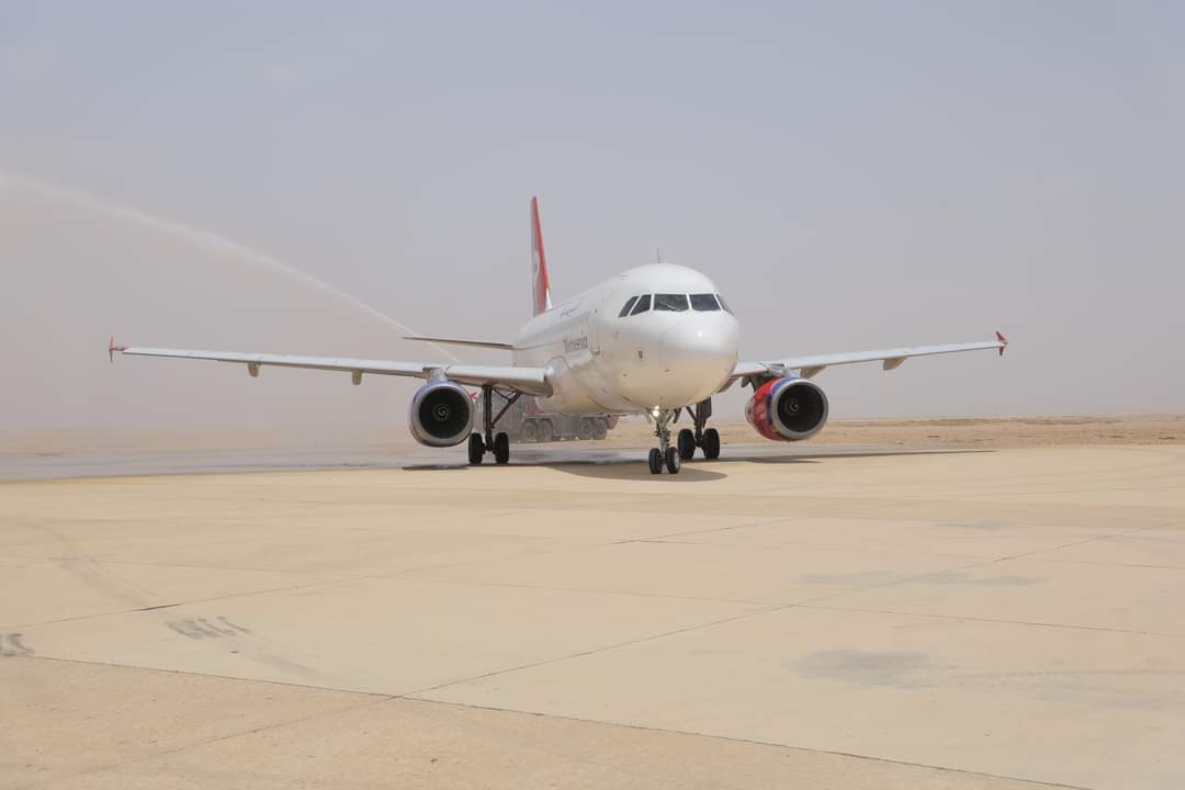 وزير النقل ومحافظ المهرة يدشنان أولى رحلات الخطوط الجوية اليمنية من مطار الغيضة الدولي