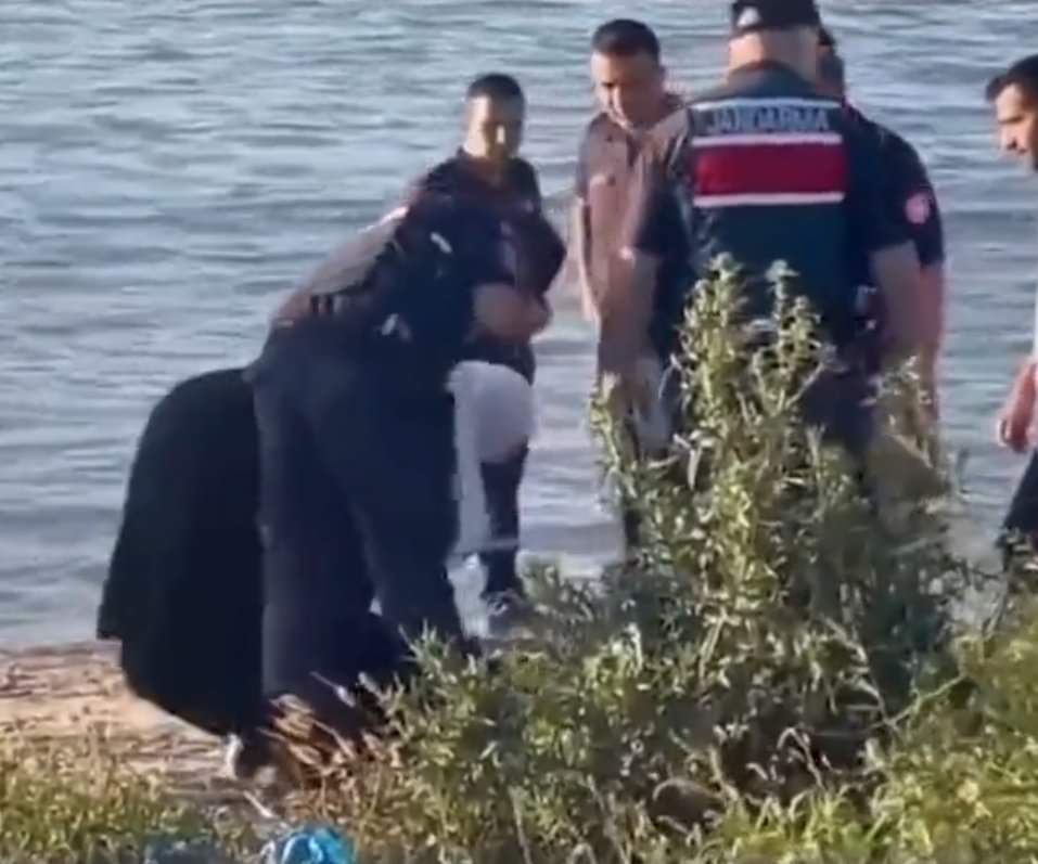امرأة سورية تخسر ثلاثة من ابنائها في بحيرة