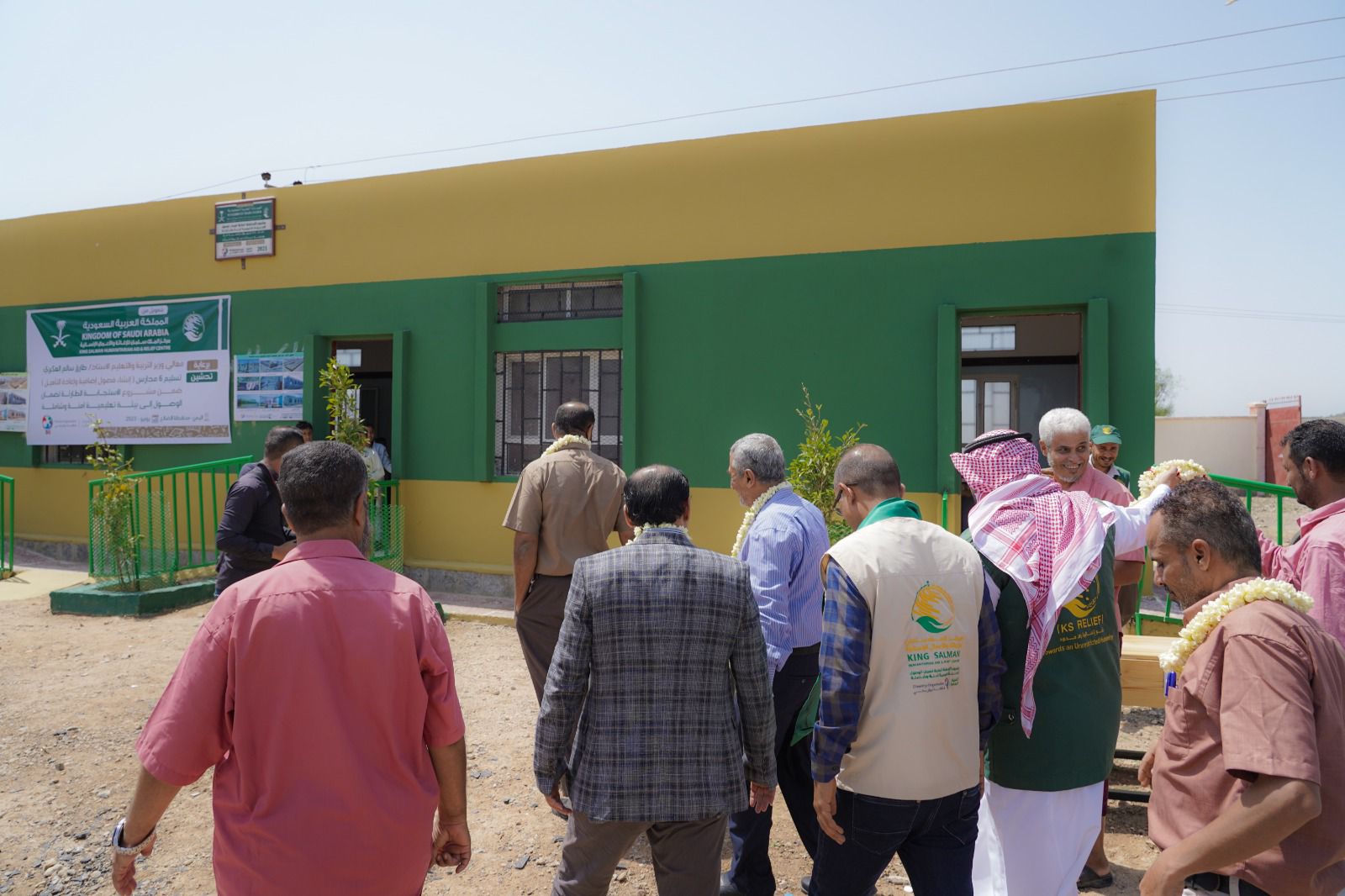 فريق مركز الملك سلمان يتفقد سير الأعمال الإنشائية لمدرسة في قرية بمديرية جحاف الضالع