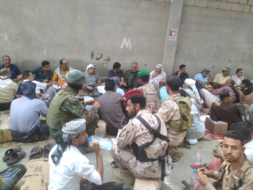 في تضامن واسع توافد قيادات عسكرية وأمنية ومشائخ لمؤازرة أسرة الشهيد امير محضار الكلدي