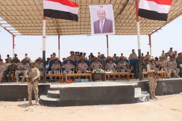 وزير الدفاع يتفقد محور الغيضة ويشيد بدورهم في مكافحة التهريب