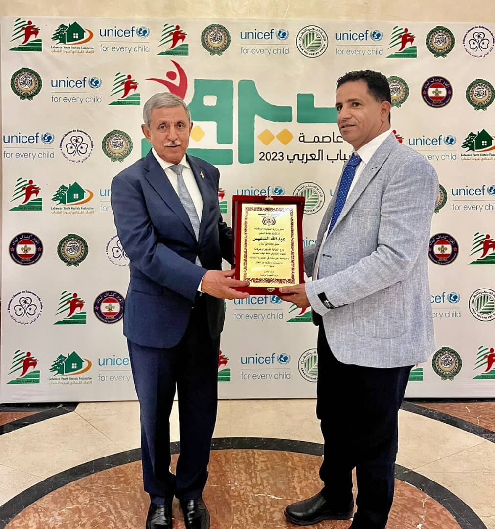 الوكيل المساعد لقطاع الشباب يسلّم سفير بلادنا في لبنان درع الوزارة