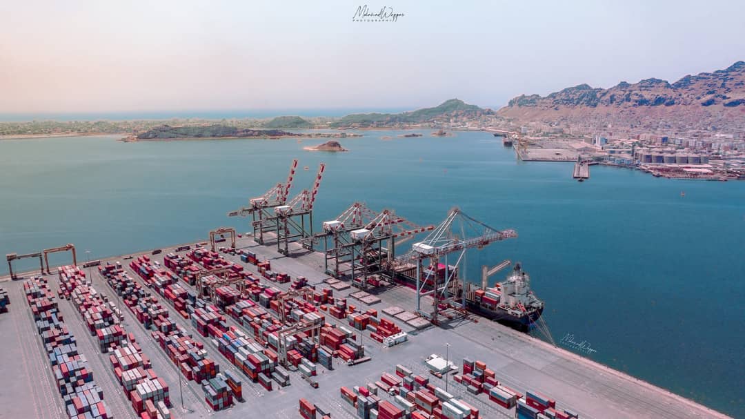 على حساب ميناء عدن .. أرقام إحصائية: انتعاش حركة السفن في ميناء الحديدة