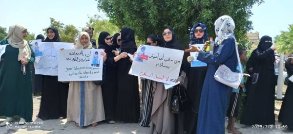 نساء عدن ينفذون وقفة احتجاجية