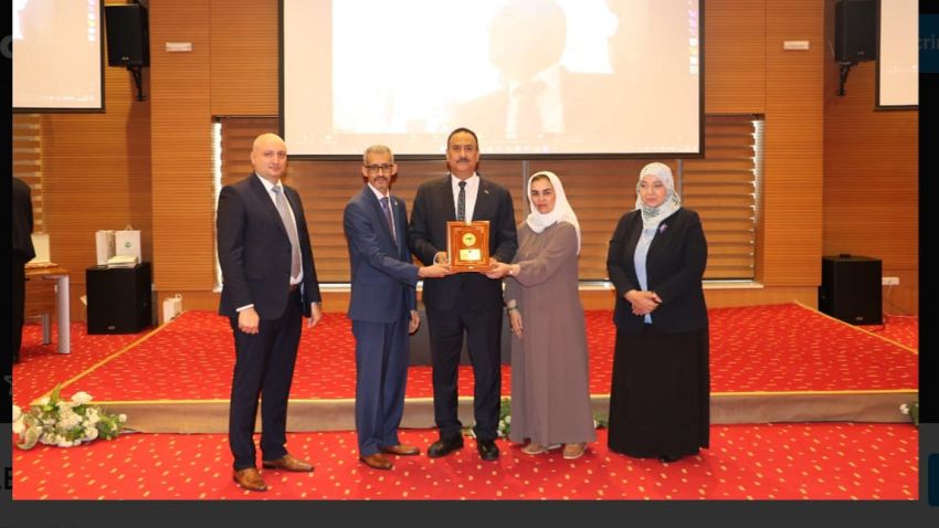 سفير اليمن في تونس يتسلم جائزة متحف المكلا
