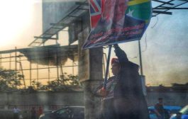 سيدة عدنية تعود من جديد وترفع هذا العلم بأحد مديريات محافظة عدن