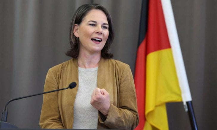 بعد تعطل طائرتها… وزيرة الخارجية الألمانية تتمسك بمواصلة رحلتها إلى منطقة المحيط الهادئ