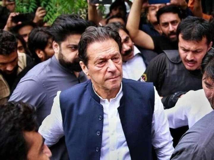 محكمة باكستانية تعلق الحكم الصادر بحق عمران خان وتامر بالإفراج عنه