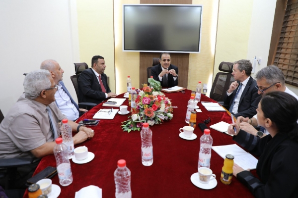 وسط أنباء عن قرب وصول وفد عماني إلى صنعاء.. تحركات دولية تكثف لقاءاتها مع مسؤولي الحكومة