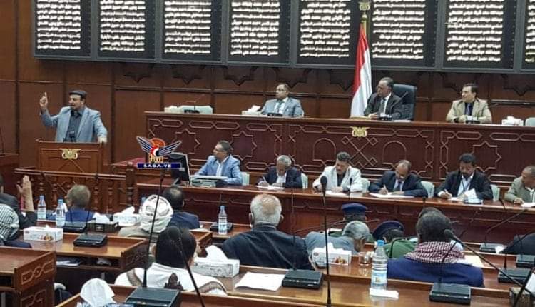 مجلس نواب الحوثي يشهد إشتباكات بالسلاح الأبيض وقنينات المياه